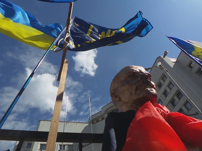 Шибениця, голова Леніна і бійки, - активісти пікетують КС з вимогою не скасовувати закон про люстрацію 04
