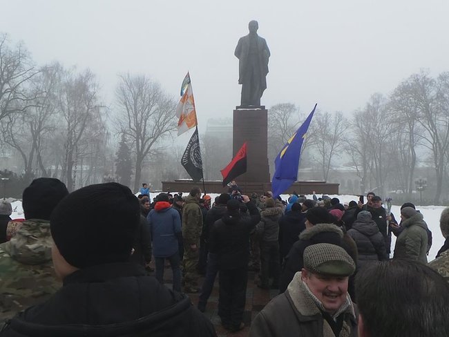 Група націоналістів прорвалася до памятника Шевченку перед приїздом Президента, обійшовши кордон поліції 01