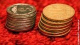 Украинцы в этом году обеднеют на 10%. Эксперты советуют переводить сбережения в гривни.