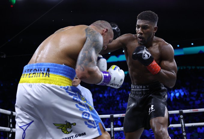 Усик переміг Джошуа у боксерському поєдинку-реванші за чемпіонські титули 06