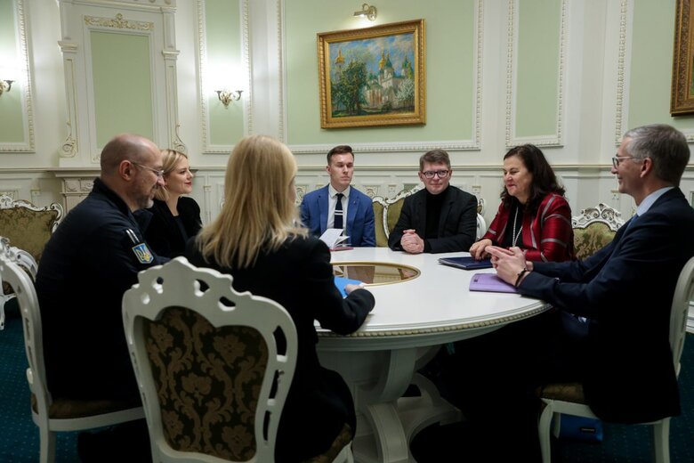 Ukraine received report from European Commission with recommendation to start negotiations on joining the EU 03