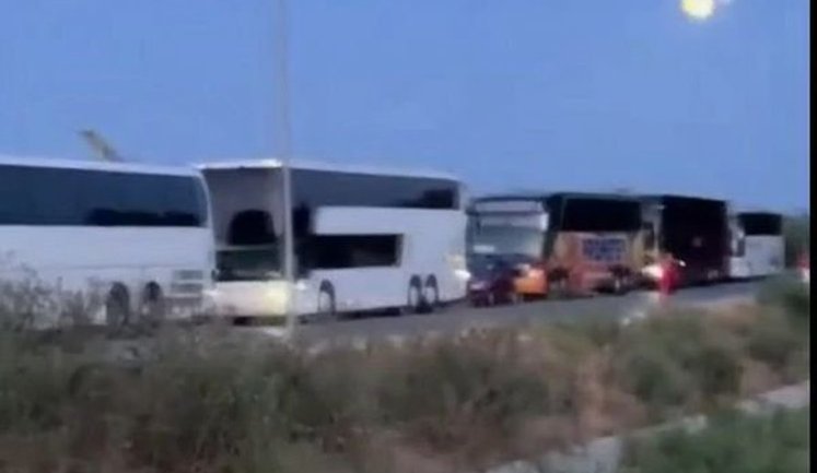 Queues at border with Romania: people are forced to endure the scorching sun and spend night under open sky. VIDEO