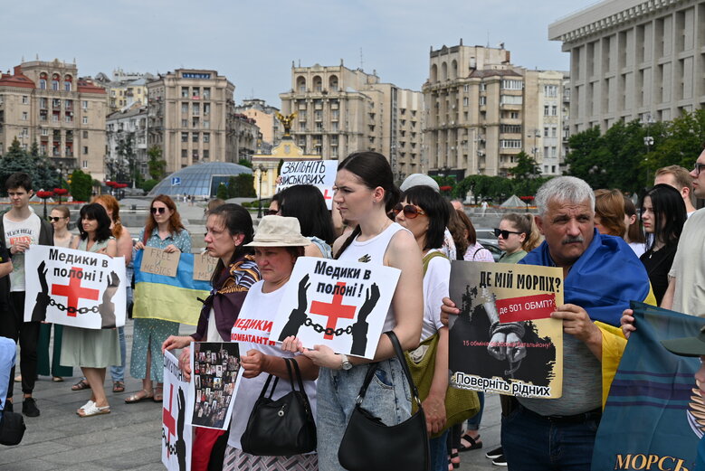Акція на підтримку полонених військових медиків відбулася на Майдані Незалежності 27