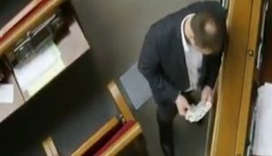 "Прибери фотоапарат. Він що, не має права на особисте життя?", - опоблоківець Долженков розставляє в систему "Рада" картки для голосування відсутніх депутатів. ВIДЕО