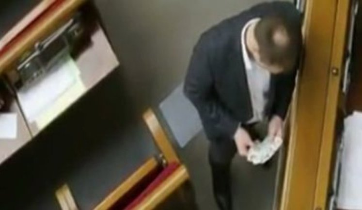 "Прибери фотоапарат. Він що, не має права на особисте життя?", - опоблоківець Долженков розставляє в систему "Рада" картки для голосування відсутніх депутатів. ВIДЕО