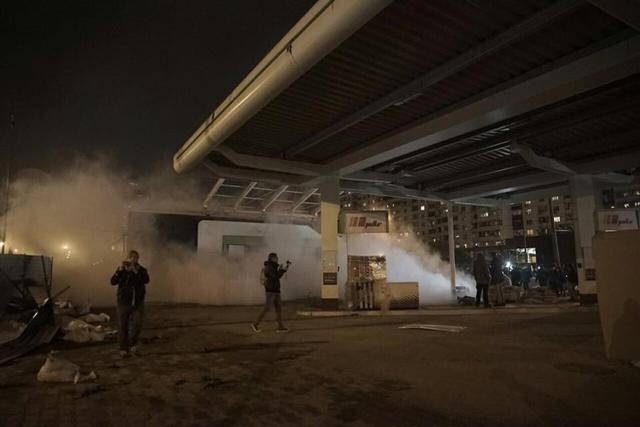 Національний корпус і жителі столичних Позняків розгромили недобудовану АЗС. Виникли сутички з поліцією 02