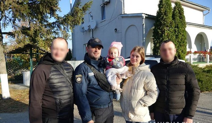 Поліцейські розшукали і повернули матері викрадену зі Львова 9-місячну дівчинку. Малечу знайшли аж на Хмельниччині. ФОТО