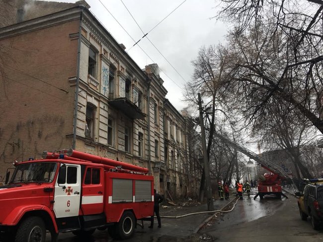 У Києві горить історична нежитлова будівля 1902 року 02