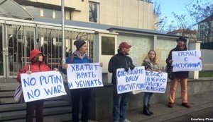 Посольство России в Праге пикетировали против "империалистической политики Кремля". ФОТО