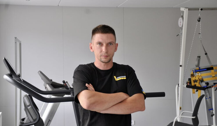 У Львові воїну Івану Дзюбі, який втратив ноги у російському полоні, встановили протези. ФОТО