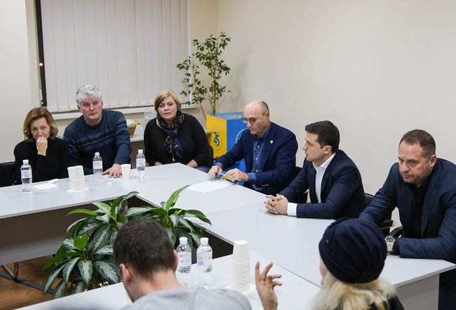 Зеленский встретился с родственниками украинцев, погибших в авиакатастрофе в Иране 04