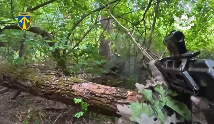 Soldiers of 57th Separate Motorized Infantry Brigade clear enemy dugout and eliminate ruscists who refused to surrender. VIDEO