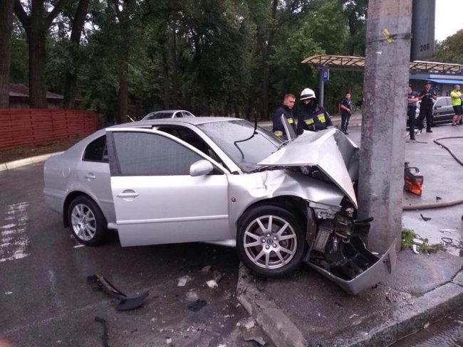 ДТП в Днепре: автомобиль врезался в электроопору и загорелся, двое детей госпитализированы, - ГСЧС 01