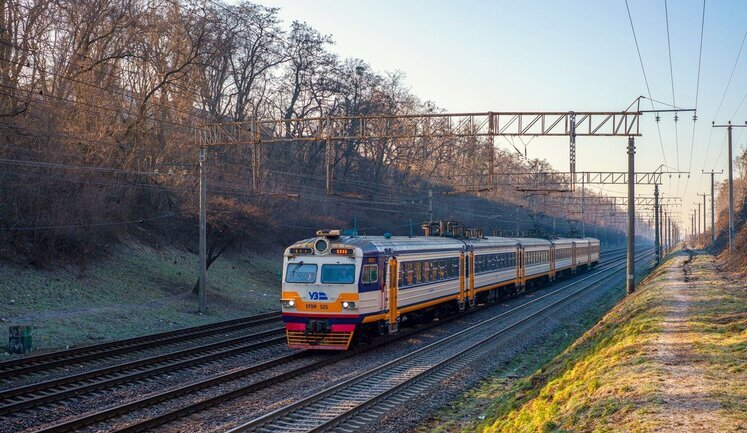 На Харківщині через обстріл пошкоджена залізнична колія, деякі електрички не курсують