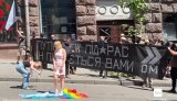 Дівчина витирала ноги об прапор ЛГБТ на КиївПрайді - її звільнили