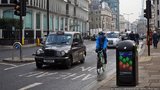 "Умные урны" появились в Лондоне: оснащены дисплеями и Wi-Fi. ФОТОрепортаж