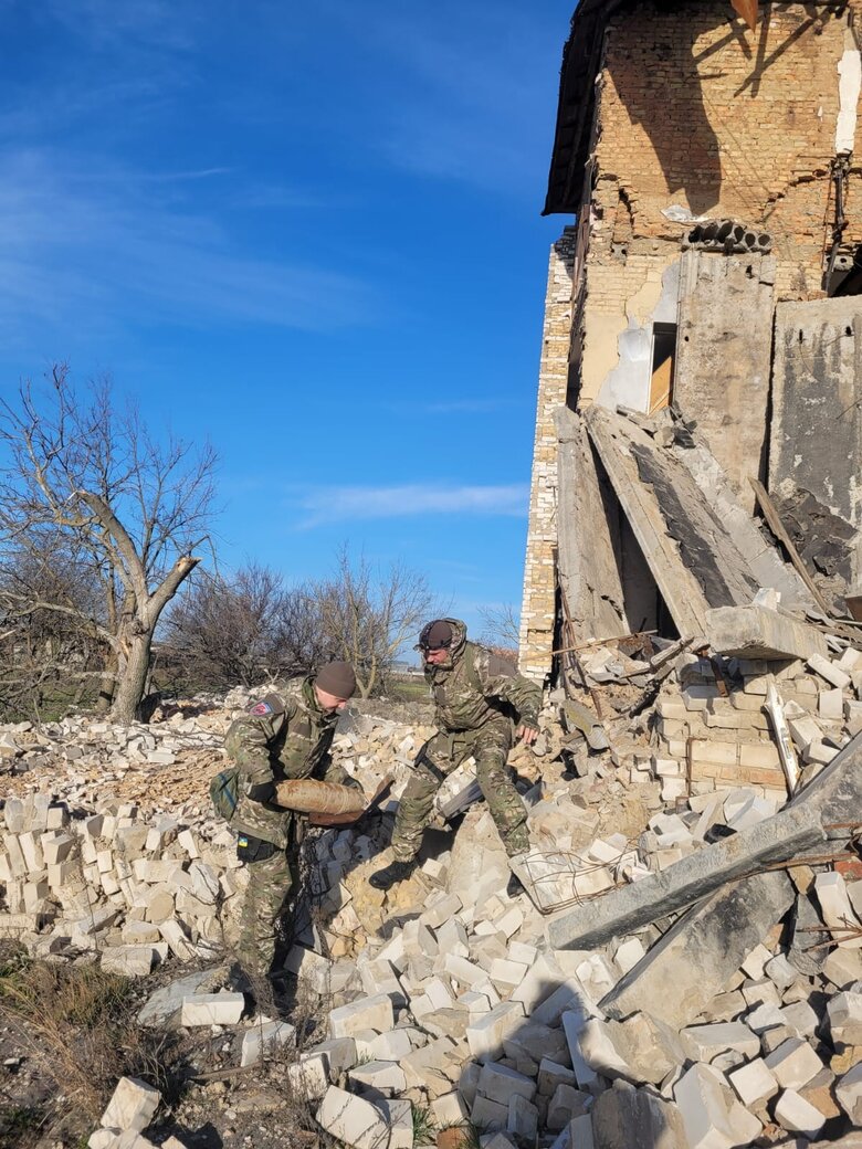 У школі на Херсонщині виявили нерозірвані касетні боєприпаси, - поліція 01