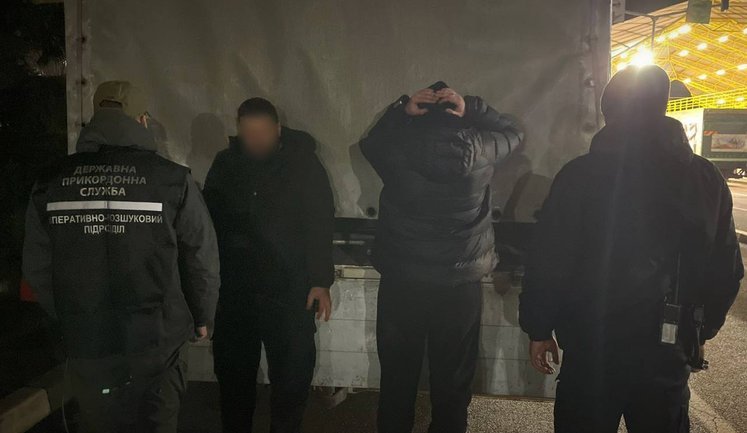 Мужчина спрятался в "тайнике" грузовика, чтобы выехать в Польшу: на Волыни раскрыта схема переправки, - ГПСУ. ВИДЕО+ФОТОрепортаж