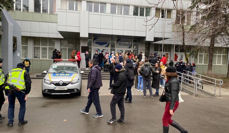 Нардеп Гончаренко: В Одессе волонтеров не пускают в "Гончаренко центр" - тетушки блокируют вход. ВИДЕО+ФОТОрепортаж
