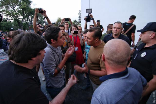 Активисты штурмовали мэрию Одессы из-за пожара в детском лагере: в ход пошли газ и светошумовые гранаты 13