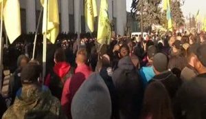"П#дараси, й#бані в рот", - євробляхери під ВР напали на учасника АТО, нардепа Савку. ВIДЕО