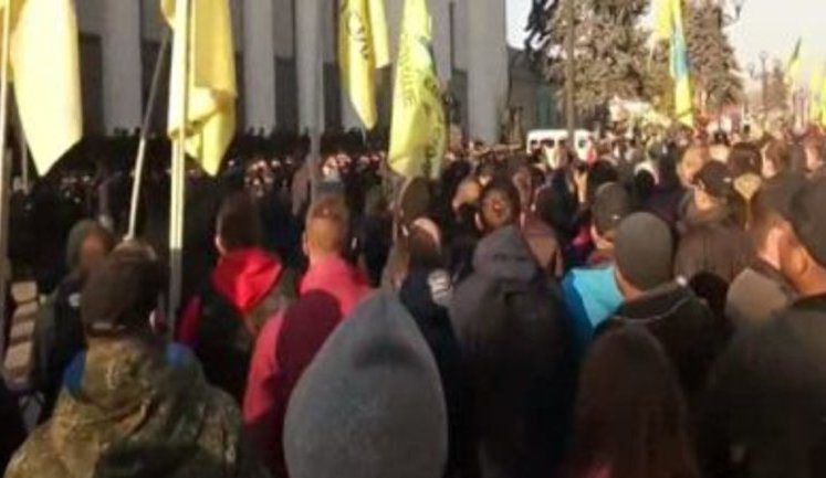 "П#дараси, й#бані в рот", - євробляхери під ВР напали на учасника АТО, нардепа Савку. ВIДЕО
