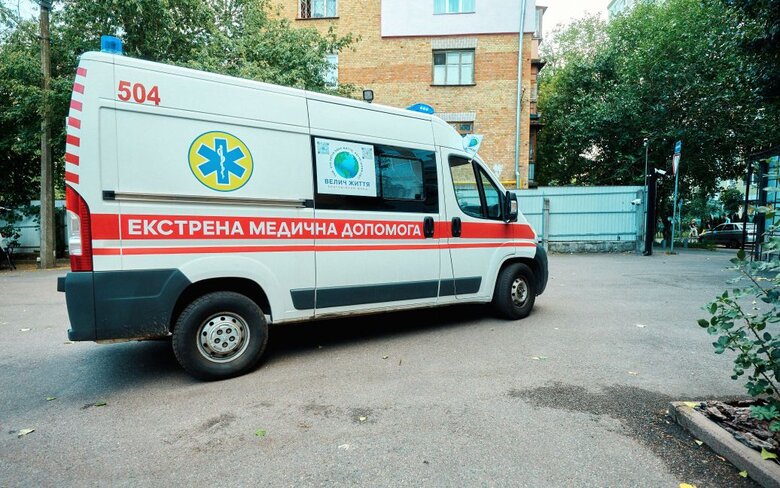 Благодійний фонд Велич Життя передав карету швидкої допомоги прифронтовій лікарні Донеччини 07