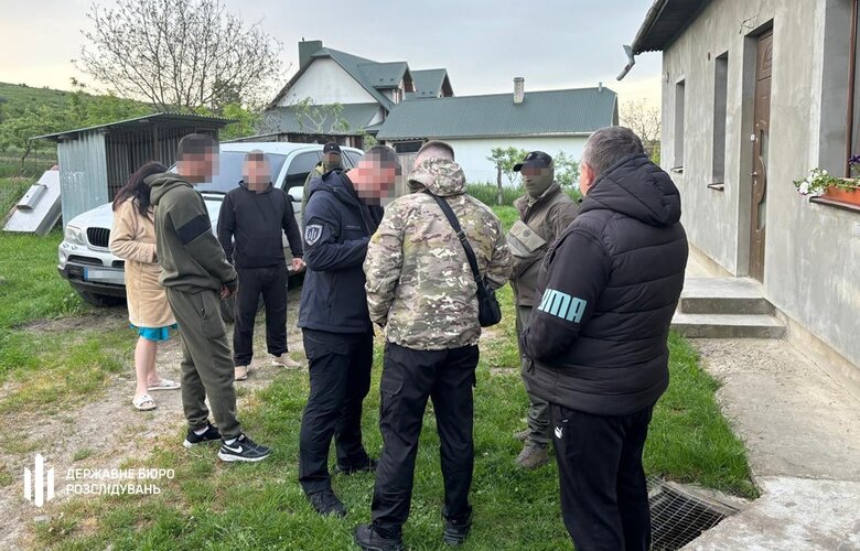 ДБР затримало правоохоронця, який переправляв ухилянтів за кордон