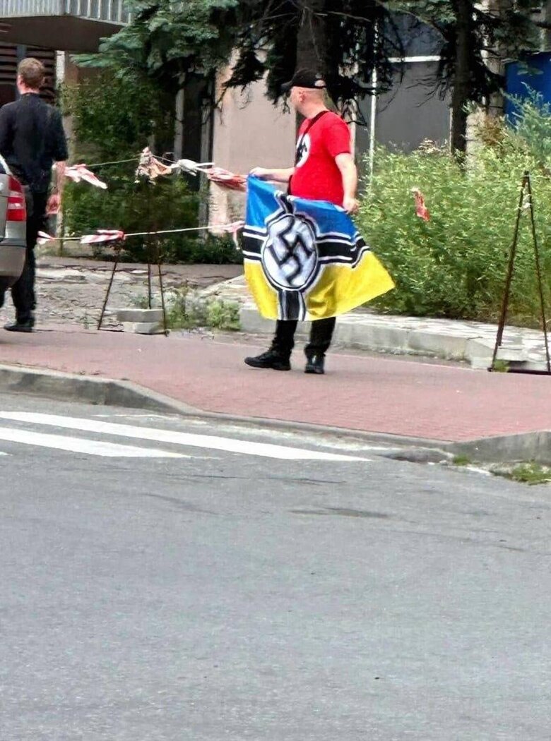 Чоловік у Києві стояв із нацистською символікою