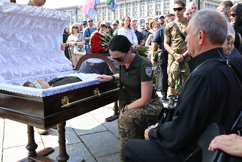Із полковником, депутатом Київради від ЄС Сергієм Ільницьким (Сокіл), який загинув у бою проти рашистів у лавах піхоти 28 ОМБр, попрощалися в Києві 61