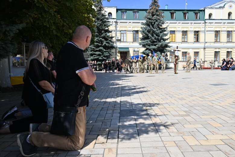 Із захисником України 21-річним Владиславом Онищенком попрощалися в Києві 04