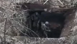 росіянин виганяє свого поплічника із бліндажа