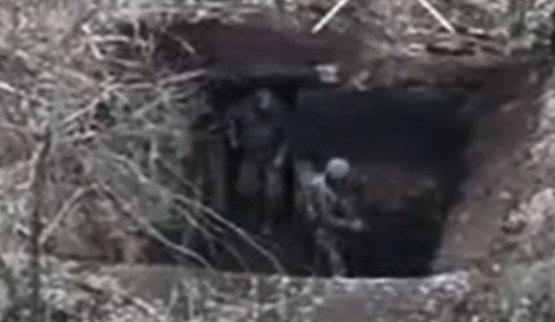 росіянин виганяє свого поплічника із бліндажа