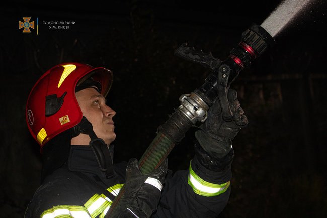 В Киеве сгорел двухэтажный частный дом, огонь повредил три автомобиля, мужчина в крайне тяжелом состоянии доставлен в больницу, - ГСЧС 02