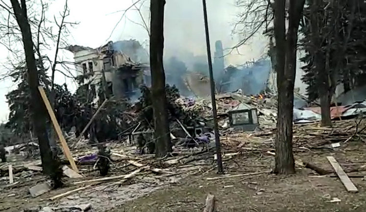 "Желаю каждому русскому городу такую участь", - перші хвилини після бомбардування російськими окупантами драмтеатру у Маріуполі. ВIДЕО