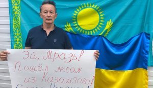 "Покидьку, пішов лісом! Слава Україні!": У Казахстані в день візиту Путіна затримали активіста за проукраїнський плакат