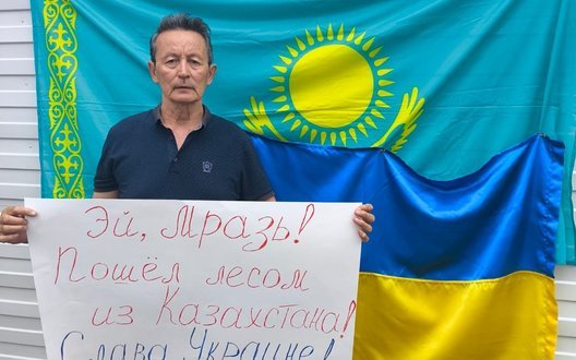 "Покидьку, пішов лісом! Слава Україні!": У Казахстані в день візиту Путіна затримали активіста за проукраїнський плакат