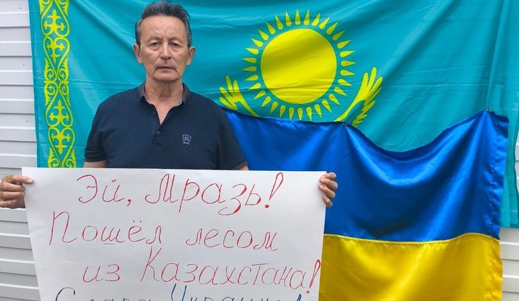 "Покидьку, пішов лісом! Слава Україні!": У Казахстані в день візиту Путіна затримали активіста за проукраїнський плакат
