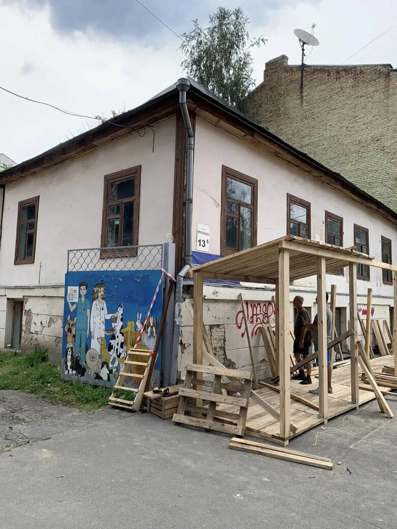 На Подолі в Києві без дозволу знесли одну з найстаріших дерев’яних садиб - двохсотлітню 05