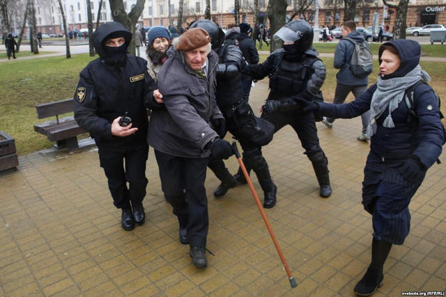Я напівмертвий буду, але піду, - 80-річний мінчанин, затриманий ОМОНом 01 Я напівмертвий буду, але піду, - 80-річний мінчанин, затриманий ОМОНом 01