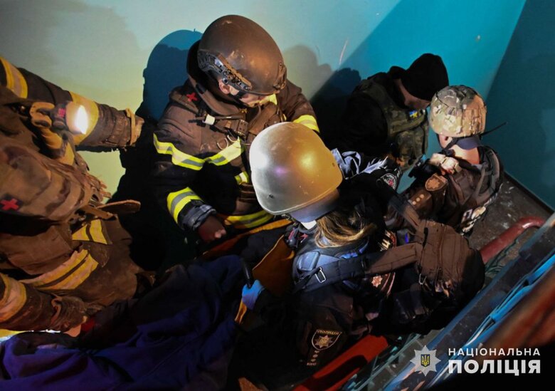 Последствия ракетного удара по Запорожью: под завалами могут быть люди 05