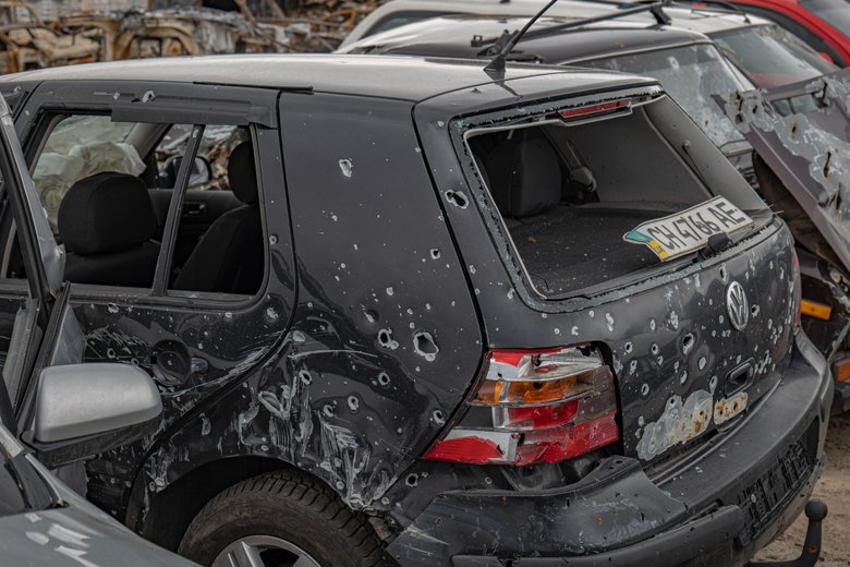 Кладовище розстріляних автомобілів цивільних в Бучі 07