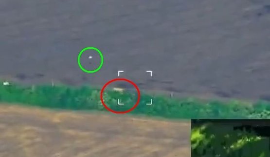 дрон камікадзе влучає у ворожу рлс