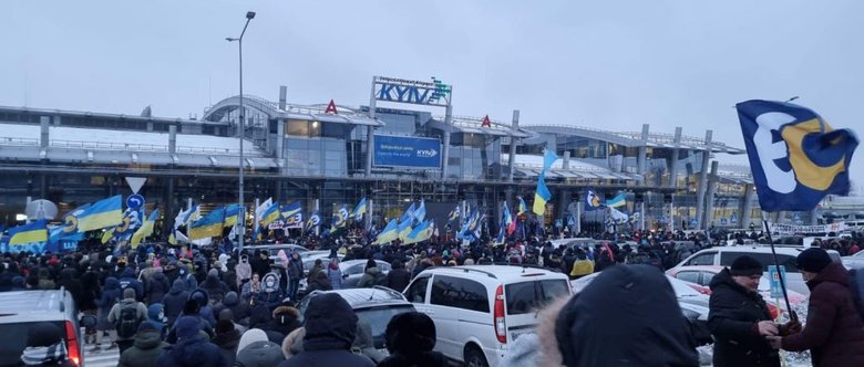 В Жулянах на мітингу на підтримку Порошенка зібрались 25 тисяч людей: виступають громадські діячі, політики та ветерани, - пресслужба ЄС 01