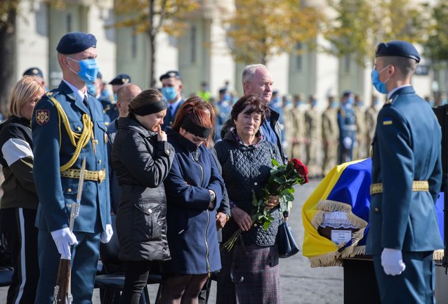 Ukraine leaders pay tribute to An-26 crash victims in Kharkiv 04