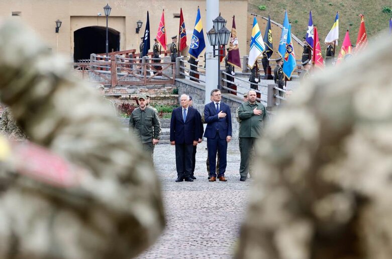 Боррель у Києві вшанував полеглих захисників України 04