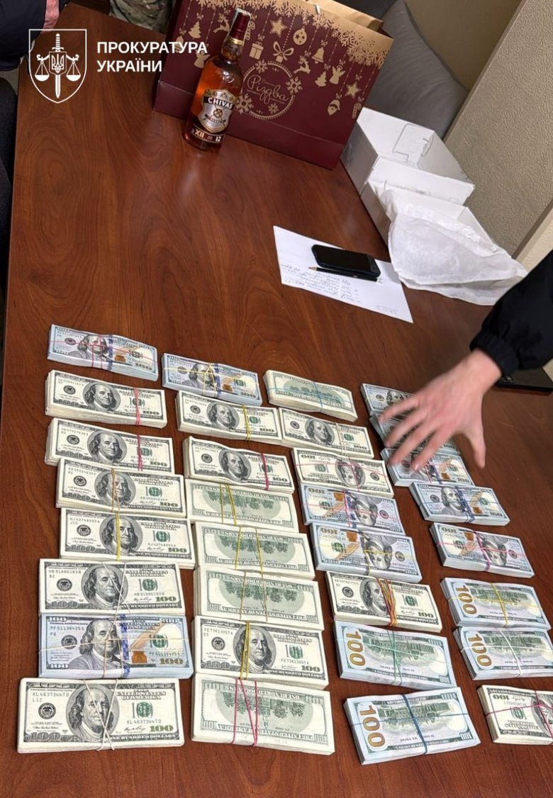 Посадовця Повітряних сил та начальника управління СБУ викрили на хабарі