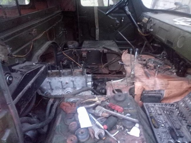 Волонтери Мега-Поліграф просять українців допомогти з ремонтом двох автомобілів швидкої допомоги для українських воїнів на Донбасі 03