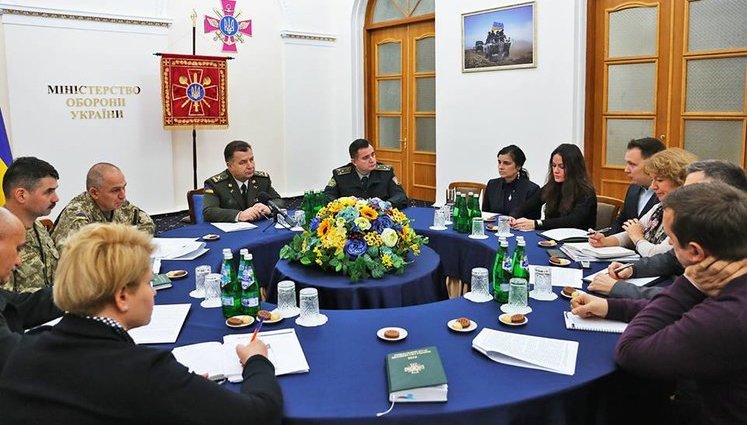 Міноборони спільно з волонтерами проведе інвентаризацію автомобілів, переданих армії, - Полторак. ФОТО