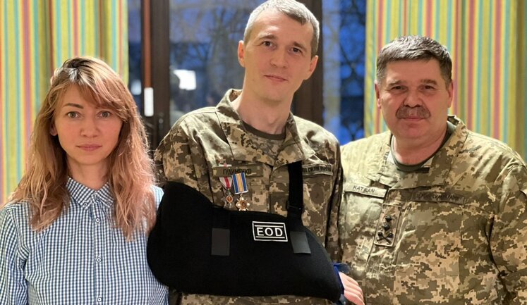 Воїна Гудименка, який дістав поранення на Харківщині, нагородили орденом "За мужність" та почесним нагрудним знаком "Сталевий хрест". ФОТОрепортаж